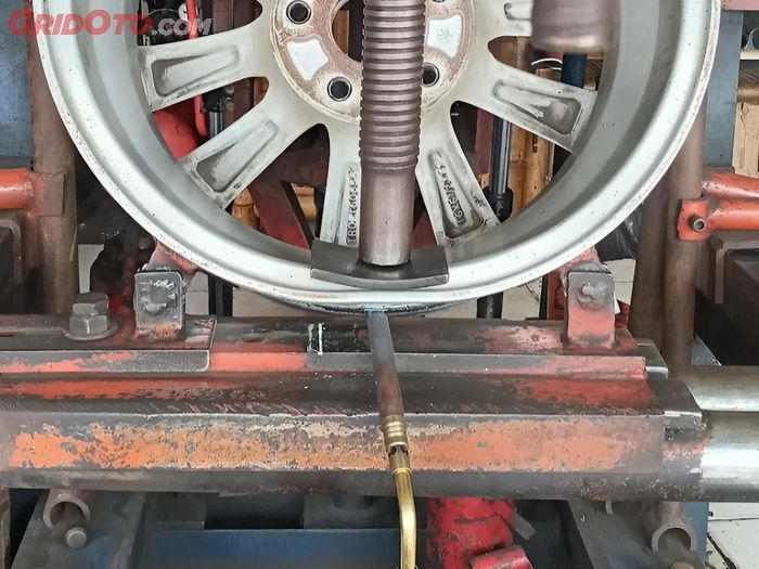 Proses press pelek mobil peang