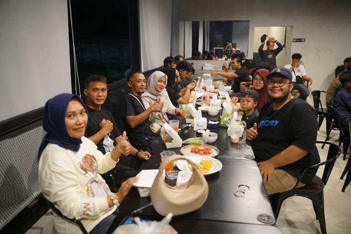 Acara buka bersama menjadi momen bercengkrama antar anggota komunitas yang datang