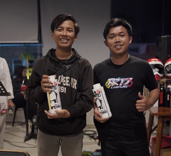 Para anggota komunitas yang datang mengikuti games seru yang berhadiah produk menarik dari IPONE