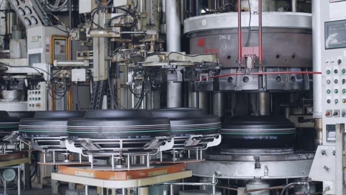 Proses pembuatan ban di pabrik Bridgestone