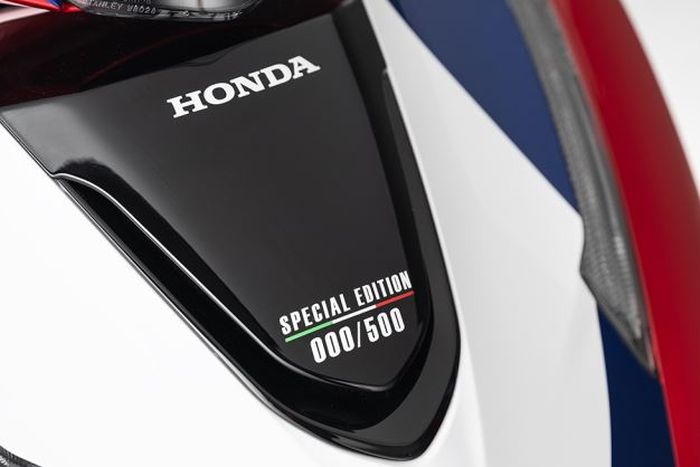 setiap unit Honda SH125i dan SH150i Special Editiion HRC 2026 dibekali number plate
