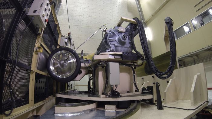 Proses pengujian ban di pusat riset Bridgestone