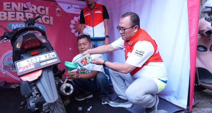 Layanan ganti oli bagi pemudik di Lesehan Enduro