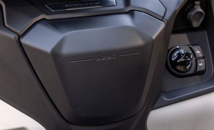 posisi kantung airbag berada di dasbor depan Yamaha Tricity 300