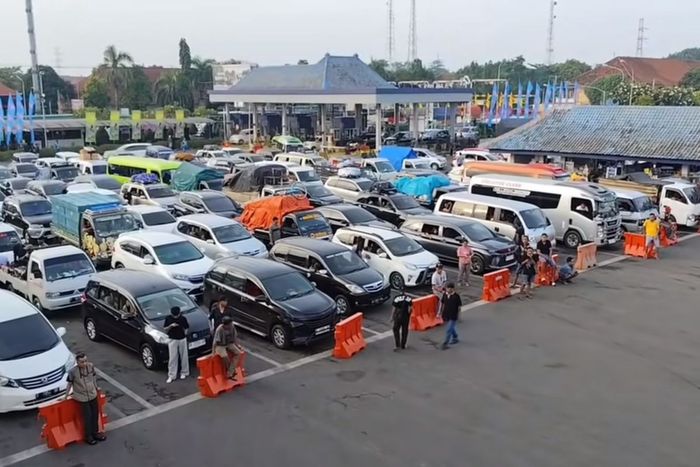 Antrean kendaraan di pelabuhan Gilimanuk, Jembrana, Bali pada Minggu, 15 Maret 2026 mencapai 31 kilometer 