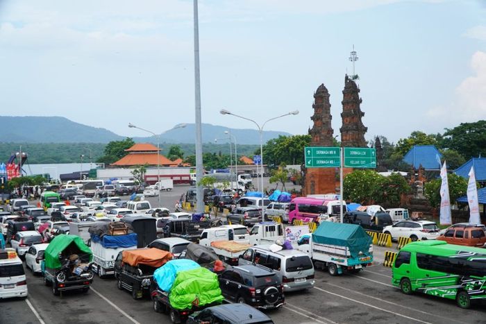 Antrean kendaraan di pelabuhan Gilimanuk, Jembrana, Bali mencapai 31 kilometer (Km) pada Minggu, 15 Maret 2026