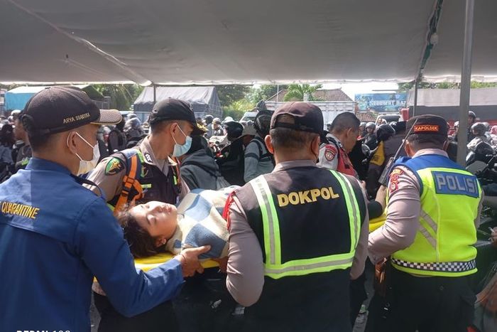 Tim kesehatan Polres Jembrana menolong pemudik yang pingsan akibat kelelahan menunggu antrean di pelabuhan Gilimanuk, Jembrana, Bali