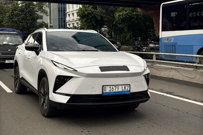 Tampan depan OMODA 5 facelift lebih meruncing dan agresif