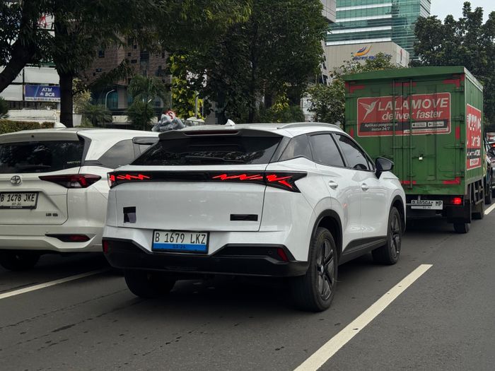 Lampu belakang OMODA 5 facelift dengan motif kilatan petir