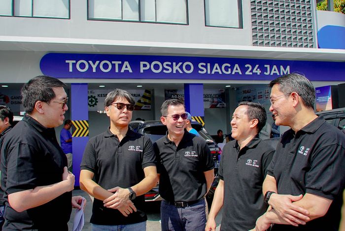 Jajaran Marketing Director  PT Toyota-Astra Motor (TAM) Jap Ernando Demily  (Kedua Kanan)  dan Hiroyuki Oide (Kedua Kiri) tengah berbincang dengan Chief Marketing  Auto2000 Yagimin (Kiri) dan jajaran manajemen TAM &amp; Auto2000 lainnya, saat peresmian Toyota Posko Siaga di Rest Area KM 57 Jalan Tol Jakarta-Cikampek, (16/3/26).