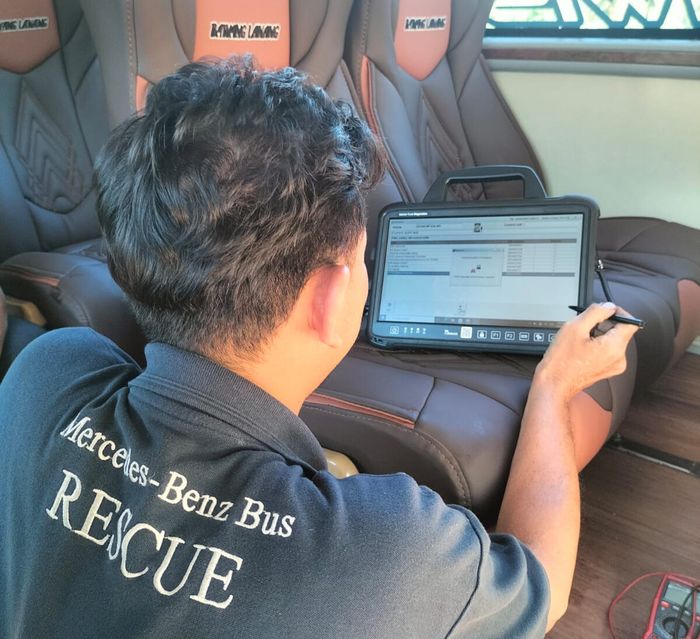 Mekanik bersertifikat Daimler Commercial Vehicles Indonesia menggunakan spesial tools untuk mengecek cepat armada bus Mercedes-Benz