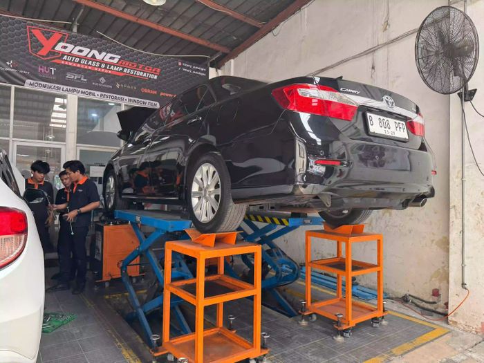 Pengecekan kaki-kaki mobil dengan alat khusus