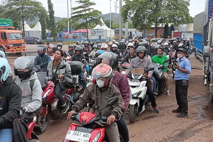 Antrean pemudik motor yang hendak menyeberang ke Sumatera melalui Pelabuhan Ciwandan, kota Cilegon, Banten