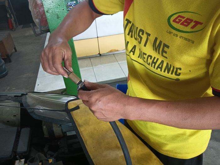 Ilustrasi servis AC mobil