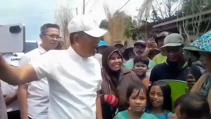 Gubernur Jawa Barat, Dedi Mulyadi datangi para penyapu uang koin di pantura, Subang, (18/3/26) dan diberi kompensasi Rp 600.000 agar tidak beroperasi