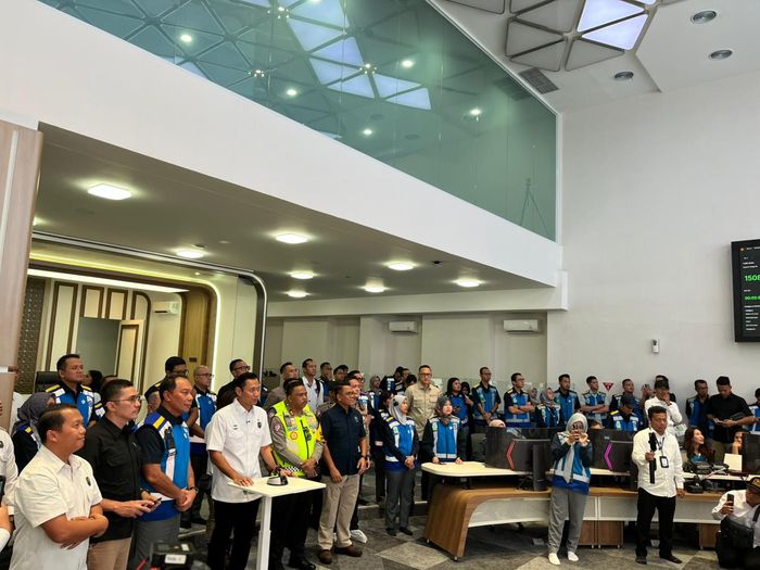 Menteri Koordinator Bidang Infrastruktur dan Pembangunan Kewilayahan, Agus Harimurti Yudhoyono (AHY), melakukan kunjungan ke Jasa Marga Toll Road Command Center (JMTC) di Jatiasih,