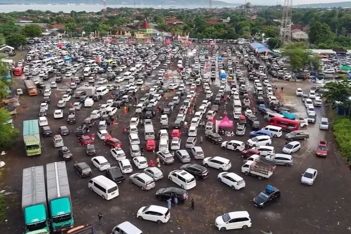 Penumpukan mobil di area terminal kargo pelabuhan Gilimanuk, Jembrana, Bali, (18/3/26)