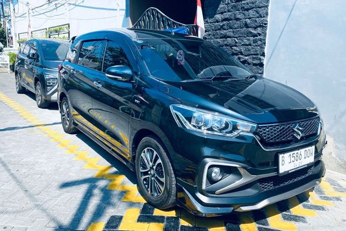 Suzuki Ertiga dan Hyundai Stargazer yang menjad unit armada rental mobil UMT Trans Rent Car Surabaya 