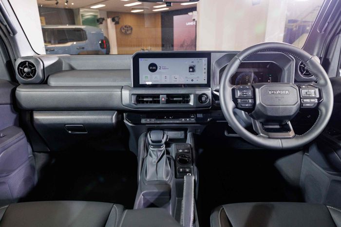 Interior Toyota Land Cruiser FJ di Thailand