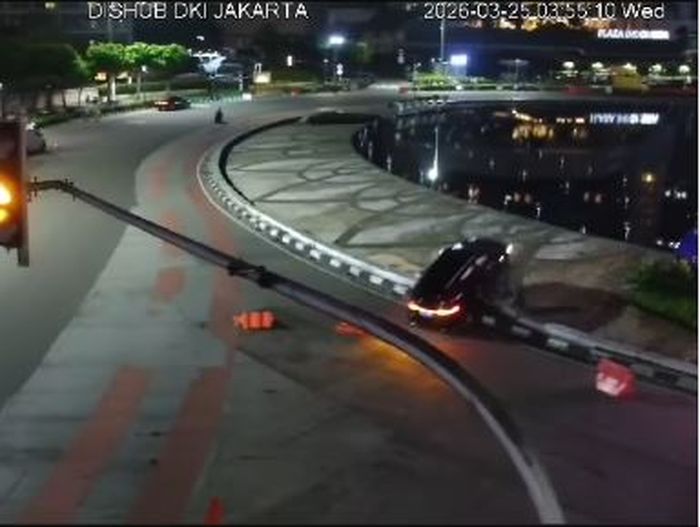 Detik-detik mobil listrik BYD M6 meluncur kencang sebelum tercebur ke kolam air mancur bundaran Hotel Indonesia (HI), Jakarta Pusat