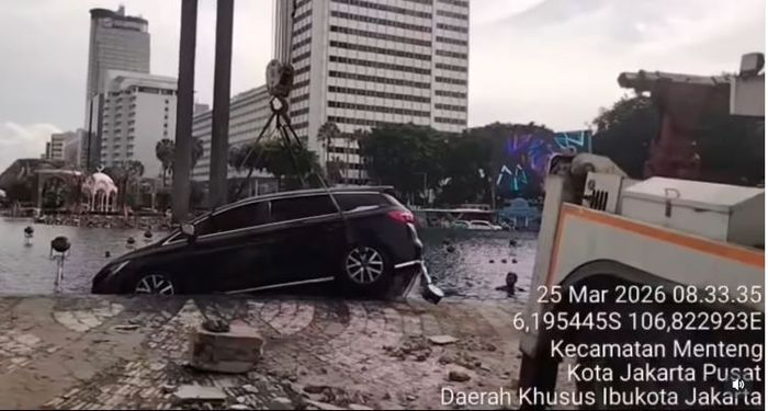 Proses evakuasi mobil listrik BYD M6 yang kecemplung kolam air mancur bundaran Hotel Indonesia (HI), Jakarta Pusat