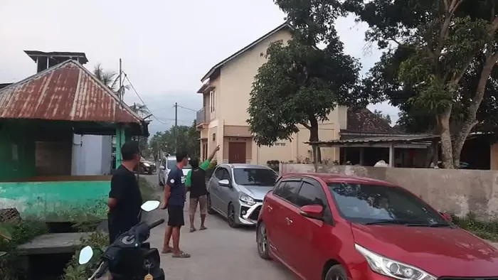 Ratusan mobil pemudik yang tersesat di padukuhan Karang Kalasan, Tirtomartani, Kalasan, Sleman, Yogyakarta saat menuju gerbang tol Purwomartani akibat mengikuti Google Maps