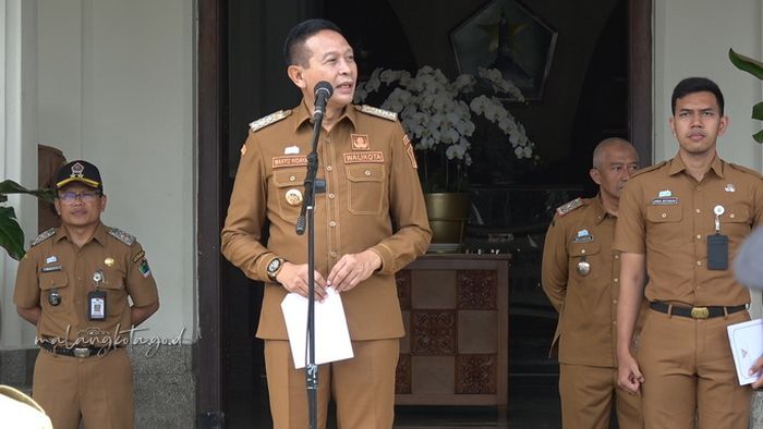Wali Kota Malang, Wahyu Hidayat memberikan pidato saat apel pagi bersama ASN Pemkot Malang