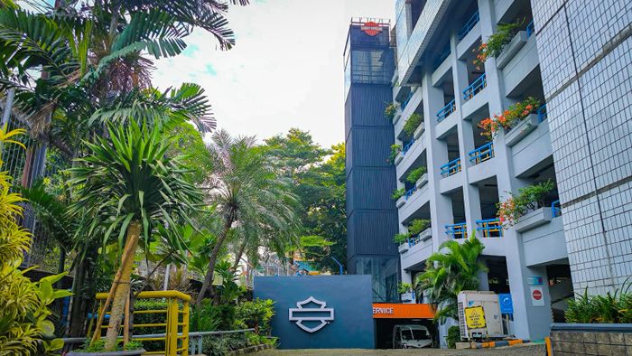 Berbagai layanan tersedia mulai dari servis rutin, penggantian ban, tuning, hingga overhaul.