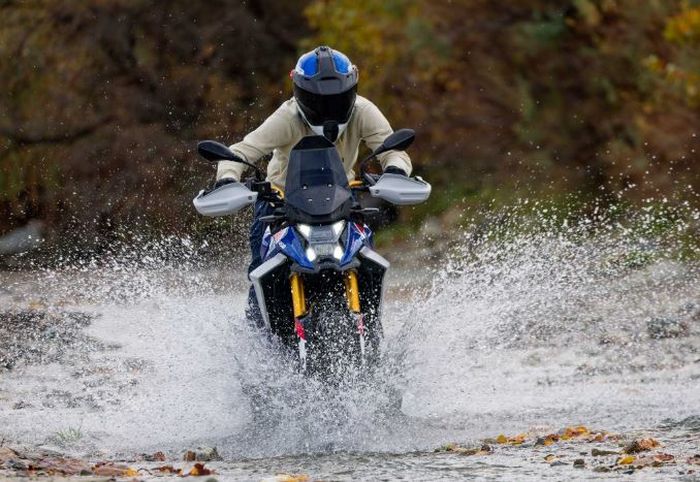 aksi BMW F450 GS di medan off-road