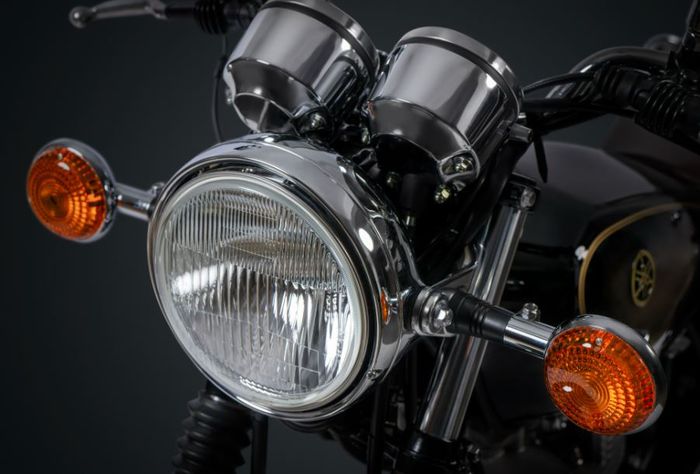 lampu depan halogen menguatkan kesan klasik