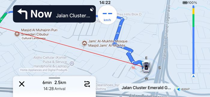 Tangkapan layar tampilan navigasi AMap langsung pada ponsel, banyak detailnya.