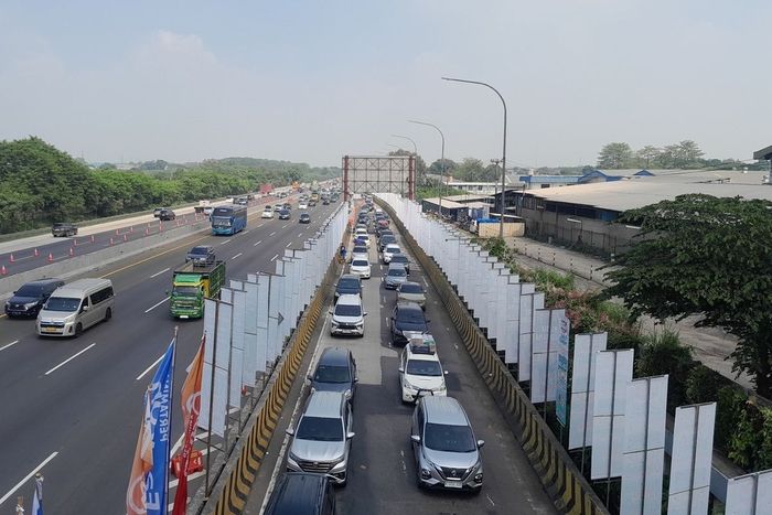 Kemacetan di pintu masuk rest area KM 57 tol Jakrta-Cikampek (Japek)
