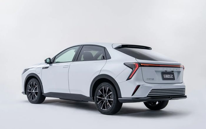 Buritan Honda e:N2 yang ekspresif.