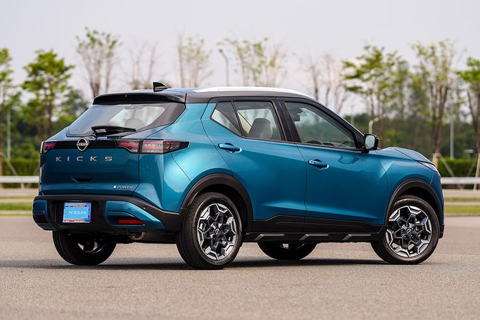 Dari samping, Nissan Kicks e-POWER terbaru memiliki tampang yang lebih futuristis.
