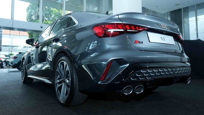 Buritan Audi S3 terlihat sporty berkat knalpot Akrapovic empat tailpipe