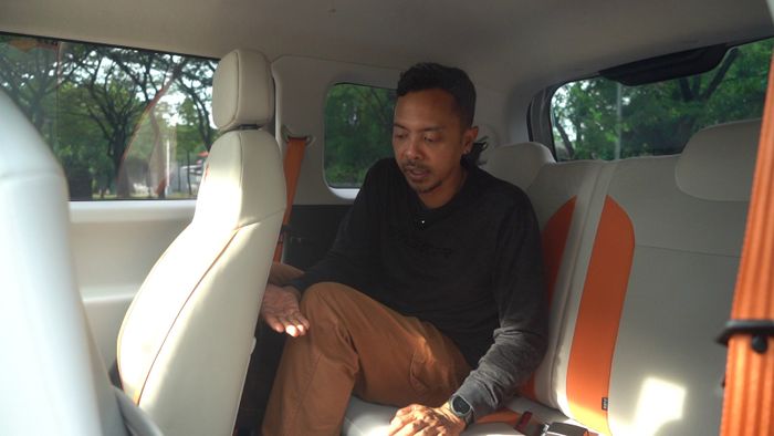 Duduk di bangku baris kedua Changan Lumin