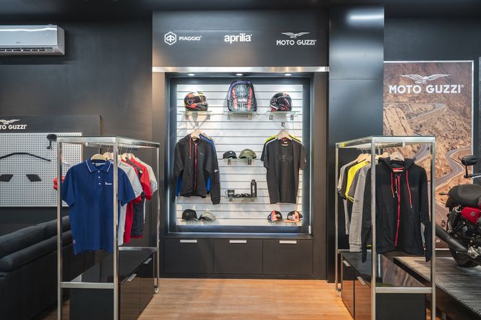 Beragam apparel dan aksesori resmi juga tersedia di dealer Motoplex 4 brand di Makassar