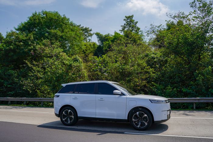 Tampak samping JAECOO J5 EV 