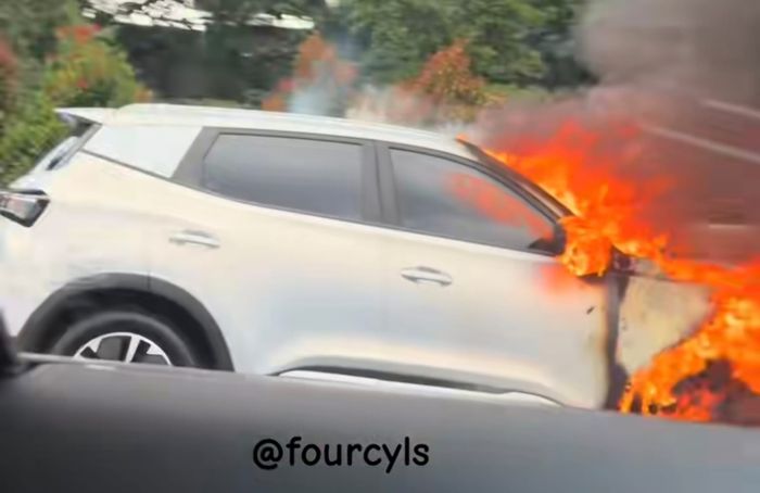 Kronologi Chery Tiggo Cross Terbakar di Tol Japek, Ini Kata Pabrikan (Tiktok: @fourcyls)