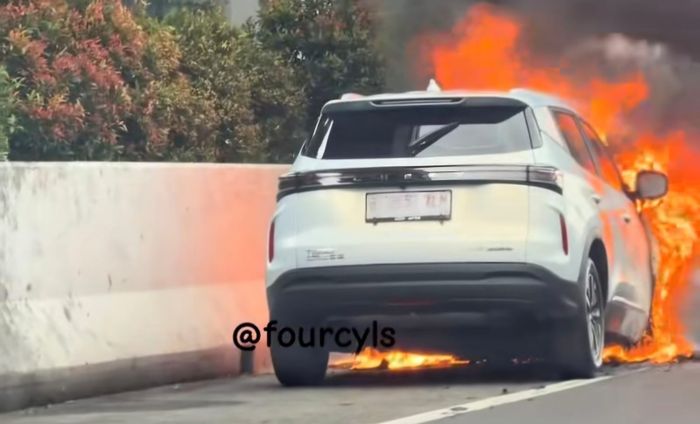 Chery Tiggo Cross CSH terbakar di Tol Jakarta-Cikampek Tiktok: @fourcyls