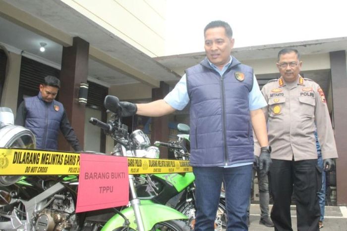 Deretan 4 motor Kawasaki Ninja 150 2-tak yang menjadi barang bukti penipuan investasi fiktif sarang burung walet di Semarang