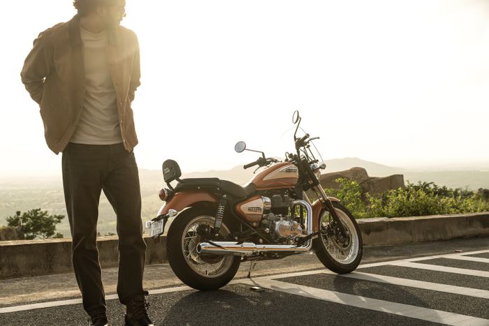 Royal Enfield Meteor 350 Sunowner Orange dilengkapi pelek jari-jari aluminium tubeless premium, assist and slip clutch, tuas adjustable, lampu depan LED, serta port USB Type-C fast charging.