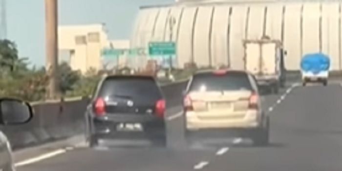 Cuplikan video duel Toyota Kijang Innova vs Nissan Grand Livina di ruas Tol Akses Pelabuhan arah Tanjung Priok, Jakarta Utara