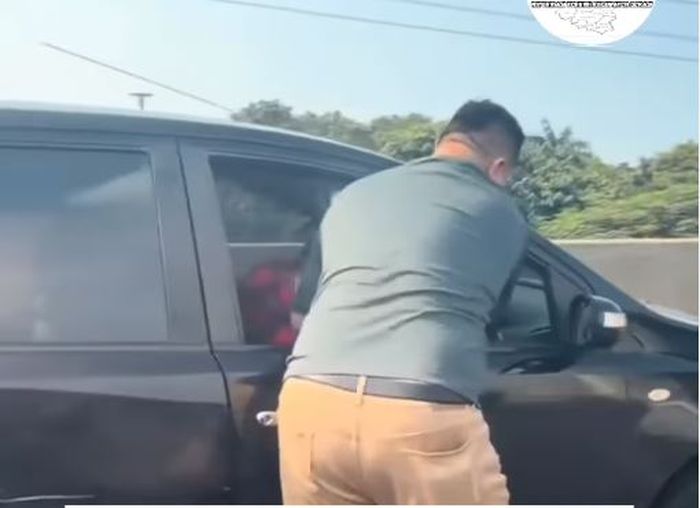 Pengemudi Toyota Kijang Innova berusaha merebut kunci kontak Nissan Grand Livina yang sebelumnya duel sengit hingga serempetan dan senggolan keras di ruas Tol Akses Pelabuhan arah Tanjung Priok, Jakarta Utara