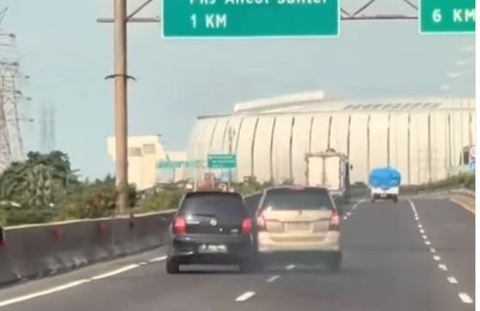 Cuplikan duel Toyota Kijang Innova vs Nissan Grand Livina di ruas Tol Akses Pelabuhan arah Tanjung Priok, Jakarta Utara