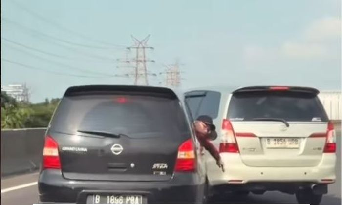 Setelah bersenggolan hingga menabrak pembatasan jalan, Toyota Kijang Innova mengadang Nissan Grand Livina di tengah ruas Tol Akses Pelabuhan arah Tanjung Priok, Jakarta Utara