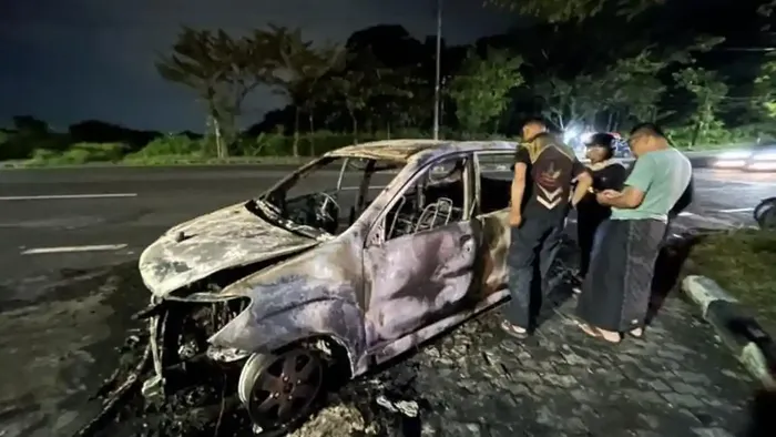 Toyota Avanza 2011 terbakar di tanjakan Silayur,Ngaliyan, kota Semarang, Jawa Tengah, (5/4/26) malam usai isi Pertalite di SPBU