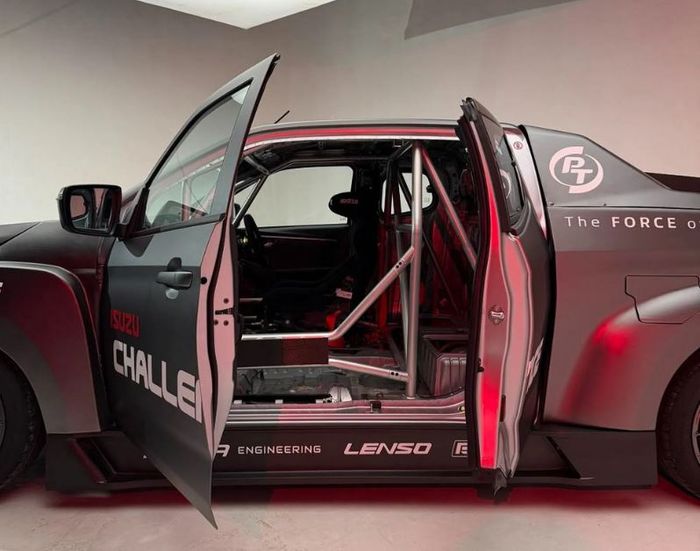 sekilas pintu bukaan kabin Isuzu D-Max versi balap