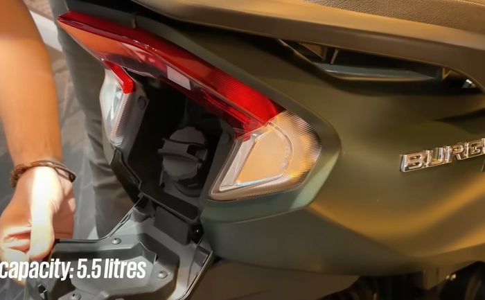 Posisi tutup tangki pengisian bahan bakar kini berada di belakang 