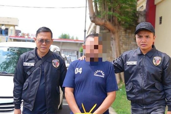 AS (tengah), pemilik truk penimbunan solar subsidi di Bandung, Jawa Barat dijatuhi pidana penjara 6 tahun dan denda Rp 60 miliar